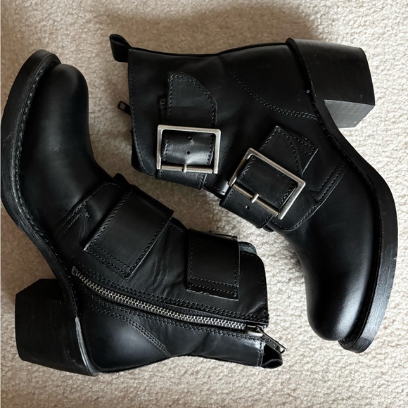 Frye Sabrina Double Buckle Ankle Boots 7 - Picture 2 of 5